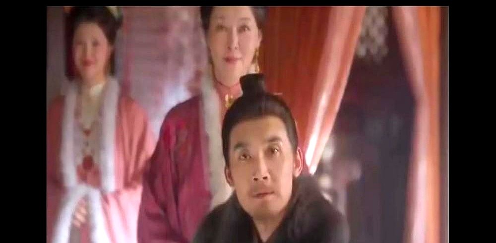 张铎和柯蓝出场就领盒饭，加起来才俩镜头，有人骂这也太浪费戏骨了。

大理寺左寺丞沈家被扣上谋逆帽子，第一集直接满门抄斩。柯蓝演完换女求生哭戏，跟郭柯宇对撕完直接赴死。就诀别和赴死两个镜头，爹妈当场死透。

这真不是导演暴殄天物。

爹妈不死绝，正五品官家小姐怎么彻底摔进泥潭里？只要沈家还留一个活口，