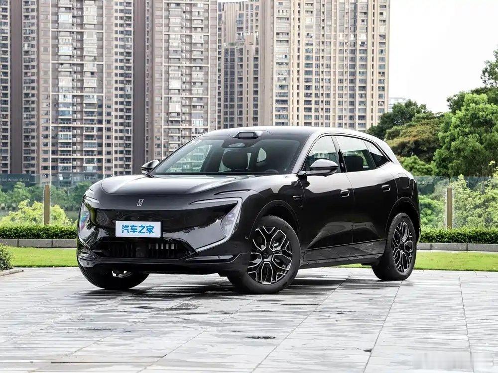 2026年第二十九届成都国际车展将于8月21日至30日在中国西部国际博览城举办，8月21日为媒体日，主题延续"领潮而立，向新而行"，22万平米、近120个品牌、约1600台展车。作为下半年首场A级车展，本届最大的变化是"成都造"从配角升为主角，叠加鸿蒙智行"五界三境"首次完整集结，看点密度比往届更高。

一、 ​