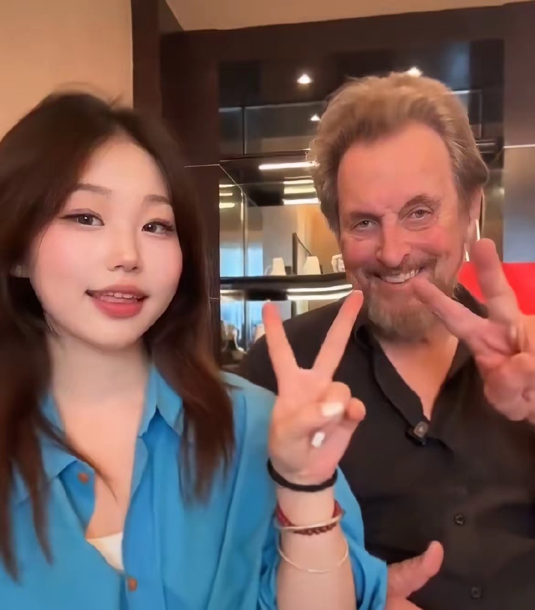 马斯克是真不给他爸打钱吗，感觉好邋遢啊，镜头前有点搞笑，还得挣这些广告费吗[嘻嘻]马斯克妈妈来每次来都超精致 ​