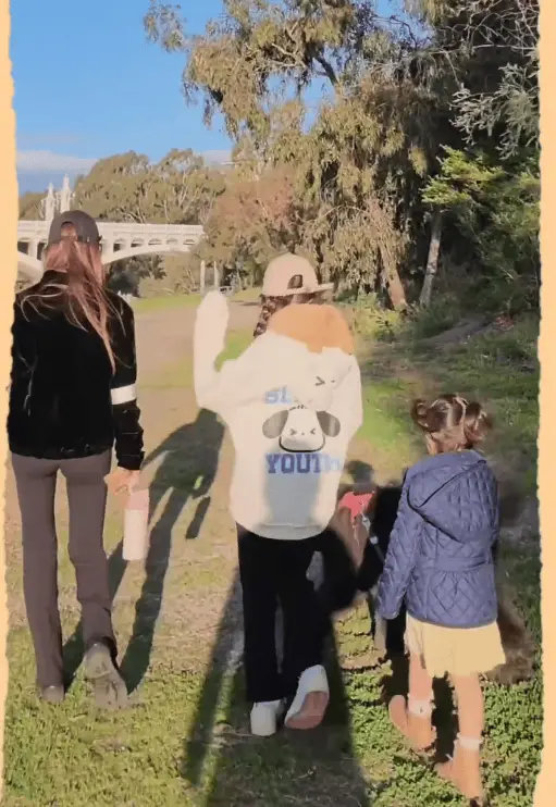 周杰伦妻子昆凌分享自己在墨尔本带两个女儿逛公园的日常，母女三人愉快玩耍，家庭氛围好和谐 ​