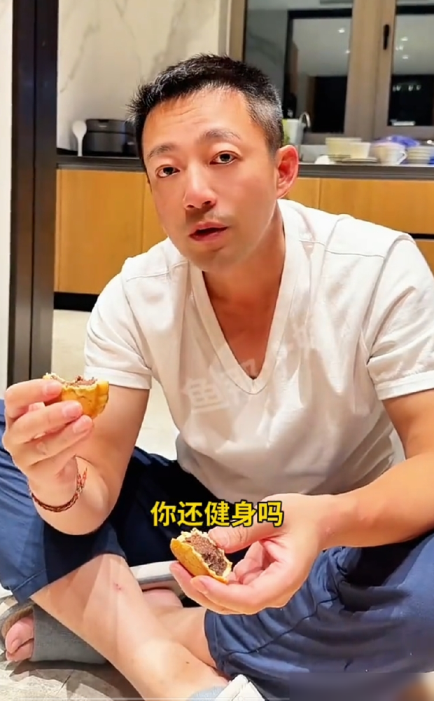 汪小菲跟马筱梅同框吃月饼，镜头怼脸，人黑瘦一圈，眼窝都陷进去了。
评论区立马炸了，有人喊话马筱梅：老公都累成这样了，咋照顾的？
张兰紧接着发文，不点名不指路，就一句：男人在外挣钱不容易，多体谅。
这话搁谁听都像在敲边鼓。
可翻翻张兰之前的操作，三天两头晒马筱梅给她投喂零食、下厨做饭，嘴上全是