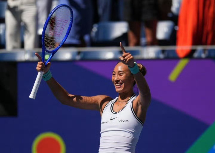 2026年美网结束后，郑钦文的世界排名从赛前的第121位飙升至第52位，一口气上升了69个位次。  一、排名飞跃：16天从谷底重返前60- 飙升幅度：凭借美网女单八强的成绩，郑钦文的WTA积分增至10