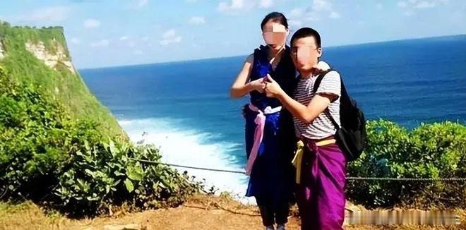 巴厘岛情侣遇害案细节再度引发讨论🫧
警方结论认定是情杀后男方自杀，可案件里的伤口细节，依旧让很多网友和家属无法释怀。

女方遭受殴打、勒颈之后溺亡，男方身上遍布多处伤口，诸多疑点很难轻易抹平⚖️
一边是官方调查结论，一边是大众基于伤情产生的疑问，分歧一直存在。

命案背后牵扯的真相很 ​