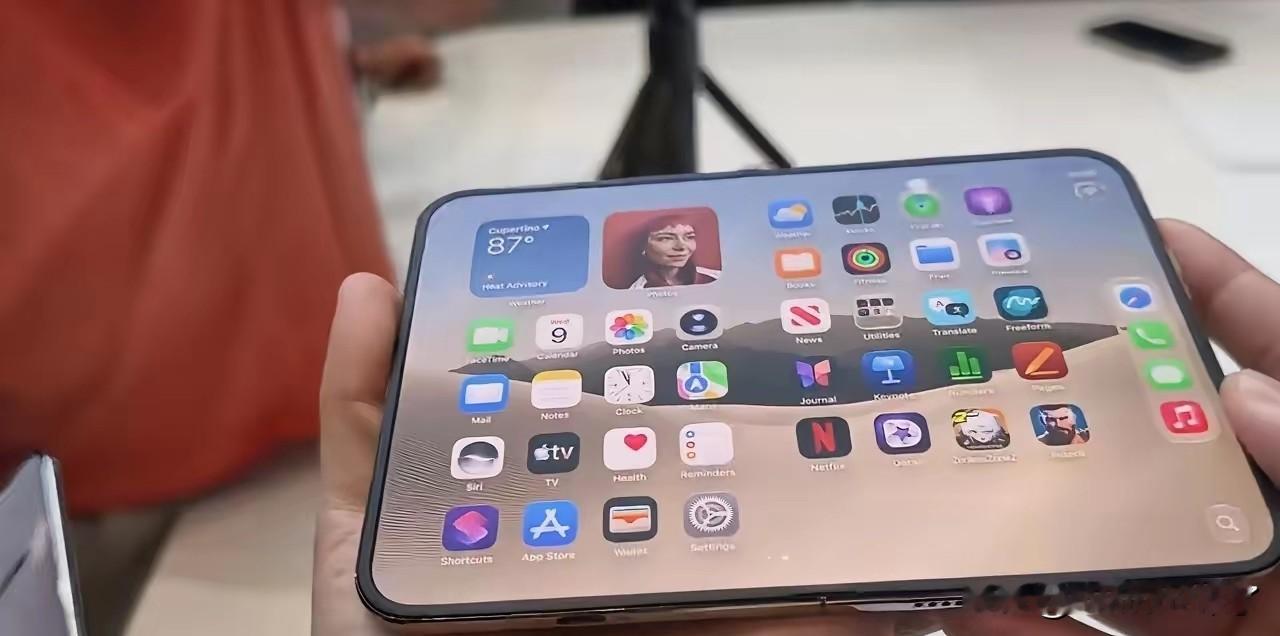 折叠屏手机没有折痕就是一个伪命题！iPhone duo比较取巧，用了磨砂视觉来减少反光，所以看起来几乎无痕。
但用过折叠手机的都知道，等你用了一个月两个月大半年之后，该有折痕还是会有折痕的。
更加重要的是，你买iPhone duo之前还是要先想想这手机屏幕坏了之后该怎么办？换屏肯定是死贵的，不换的话