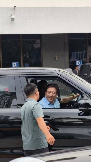 水均益凡尔赛分享极氪9X充电速度，充电站排队被粉丝认出礼让还礼貌回绝。...