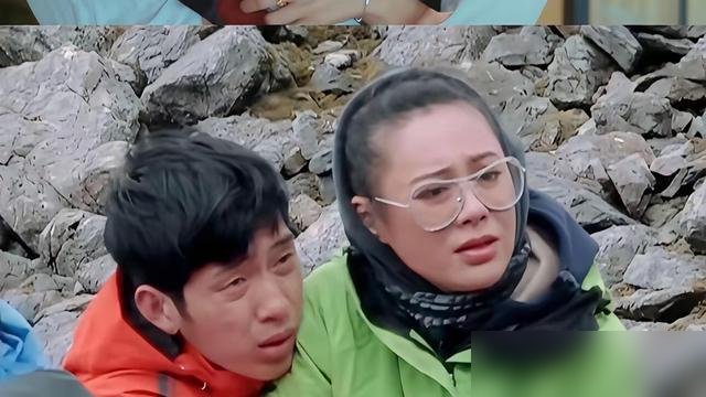 井柏然抱孙千，跟抱别的女明星，压根不是一个人。
《早春晴朗》里他演栾念，广告圈创意总监，抱孙千那一下，胳膊是绷着的，手指头扣得死紧，整个下半身往后撤。看着像亲密，其实是较劲。
你再翻他以前抱别人的路透，松的，虚搭着，甚至有点礼貌性走神。
他自己在座谈会上说了，栾念不是套路霸总，戏全在收着的那股
