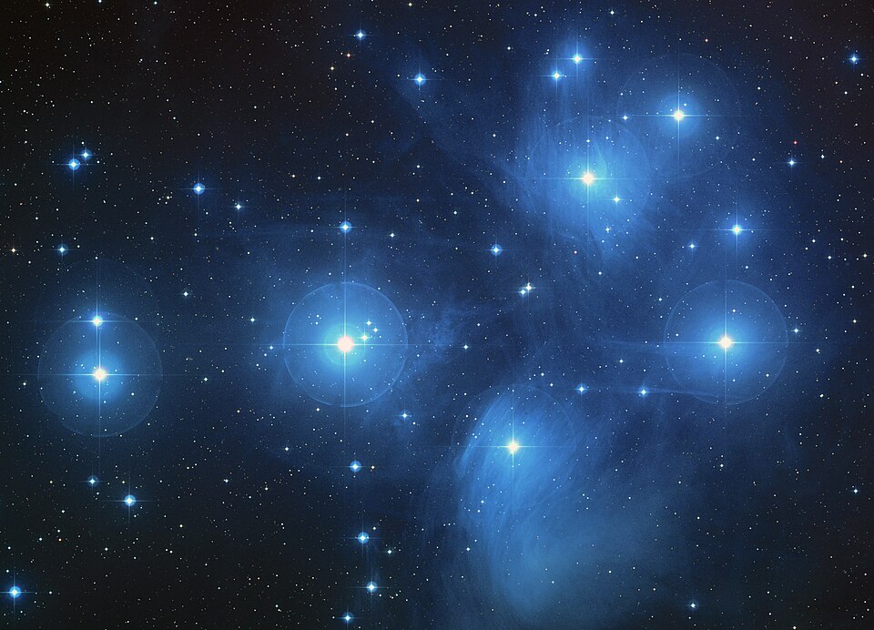 十月底，月亮将走近“七姐妹”星团
2026年10月27日至28日，夜空中可以关注月亮与昴星团的接近。昴星团也常被称为“七姐妹”，肉眼看是小小一团星光。观测日期与位置需要按所在地时间核对，并留意天气。
配图是2004年发布的昴星团天文影像，不是本月月亮与星团同框的照片。认识一个星团，往后再抬头，夜空就