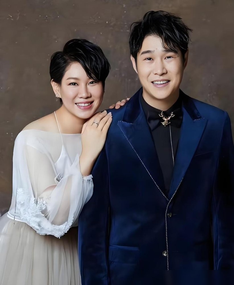 小沈阳两口子自掏腰包砸了5000万，就为圆沈春阳一个导演梦。这片子叫《什么意思夫妇》，国庆档第三天，票房直接干破亿了。没大制作，没顶流，就靠一堆老熟人贾冰、魏翔、许君聪在那死磕。他刚在《披荆斩棘》拿第一，转头眼睛肿成“蜜蜂小狗”，照样没耽误跑路演。二十二年前结婚时谁也想不到，这俩人能把离婚边缘的破事