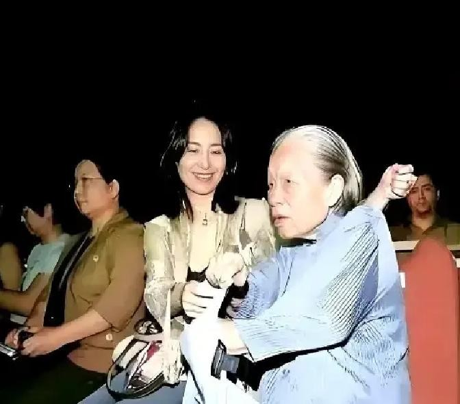 何超琼的保姆晶姐，干了48年，递了辞职信。何超琼没多说，直接把一套价值1.2亿的半山别墅钥匙，放在了她面前。然后补了一句：“你的工资，以后每个月照发，直到我不在为止。”
 
1978年，年仅24岁的晶姐，因缘巧合走进赌王何家，成为了四岁何超琼的专属保姆，那时的何超琼，虽是万众艳羡的豪门千金，童年却满