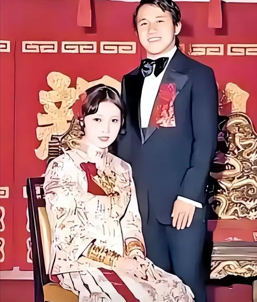 1973年，妻子王美华在里面经历阵痛，曾志伟却在门口发火，说要生就赶快生，不然自己就走，还抱怨耽误了喝酒。

王美华没有和他争吵，她汗湿的头发贴在额头上，阵痛来时咬住嘴唇，整个人侧躺着，背对产房门口。她真正需要的，也许不是丈夫会接生，而是他能站在那里，知道这件事有多危险，有多难熬。

可曾志伟当时更
