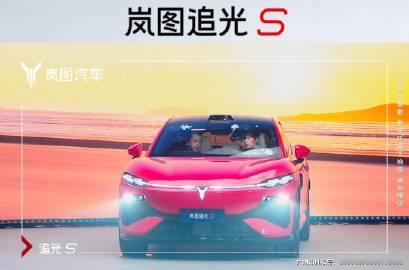 岚图追光S主打的是年轻市场。<br />整车总体是溜背轿跑造型，全系四...