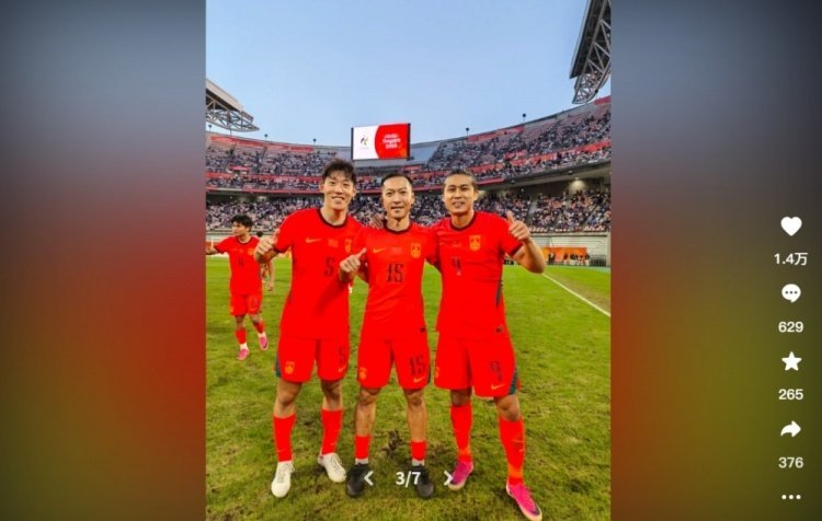 #U23国足超龄球员合照#

亚运会男足铜牌战，中国U23男足点球击败乌兹别克斯坦队获得铜牌，作为超龄参赛的球员，朱辰杰更新社媒庆祝并写道：我们一定会越来越好。

#U23男足点球大战击败乌兹别克##U23男足亚运夺得铜牌# ​