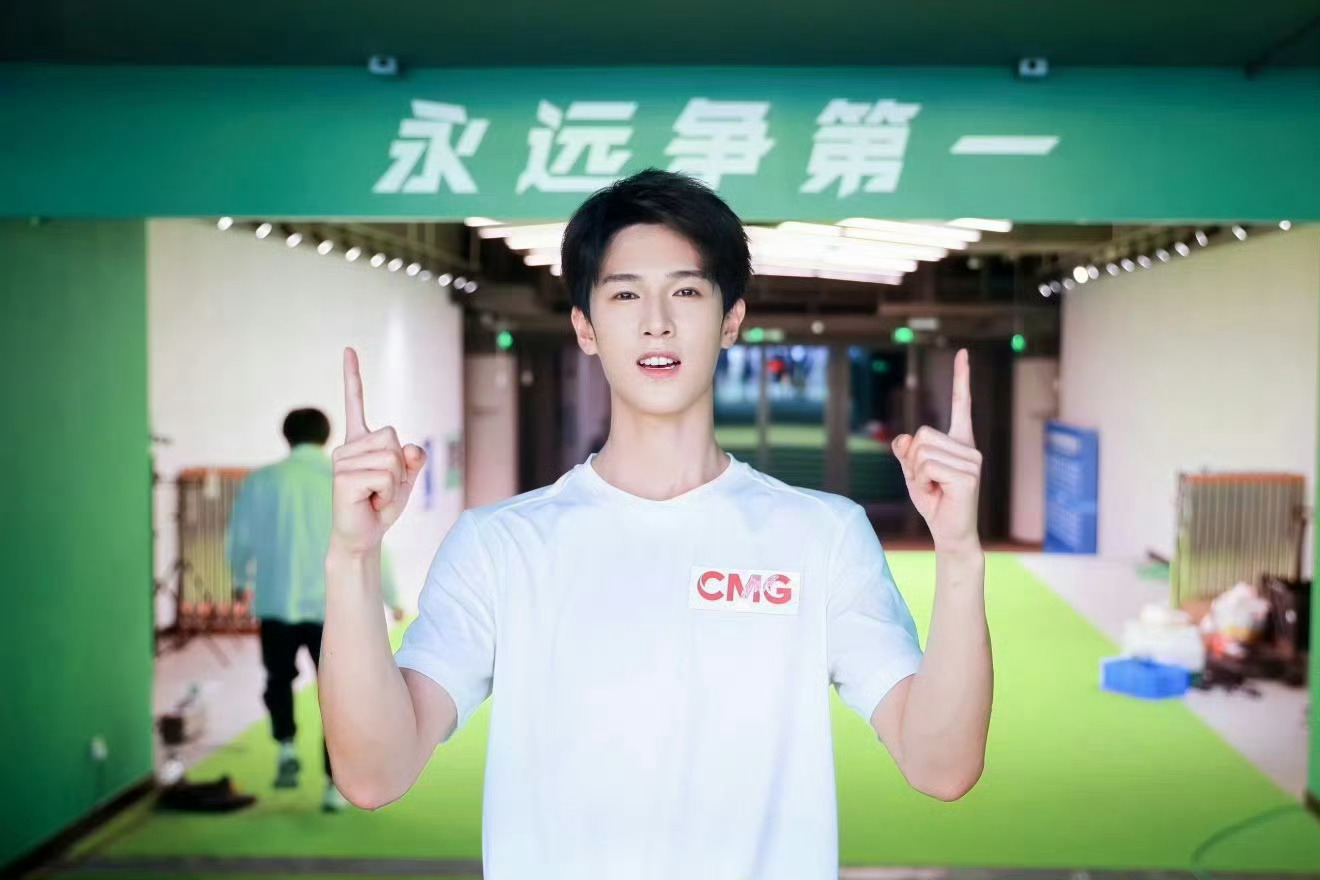 什么你还不知道李昀锐担任【2026世界人形机器人运动会运动体验官】那你给我听好了。

1️⃣亲亲我们先不谈这是北京市人民zf、中央广播电视台等联合主办的【官方顶级世界级赛事】。
2️⃣再晚点和你说明天你最喜欢的主流媒体们【央视新闻，央视频，央视体育，央视财经】都会全平台进行开幕式直播见证老 ​