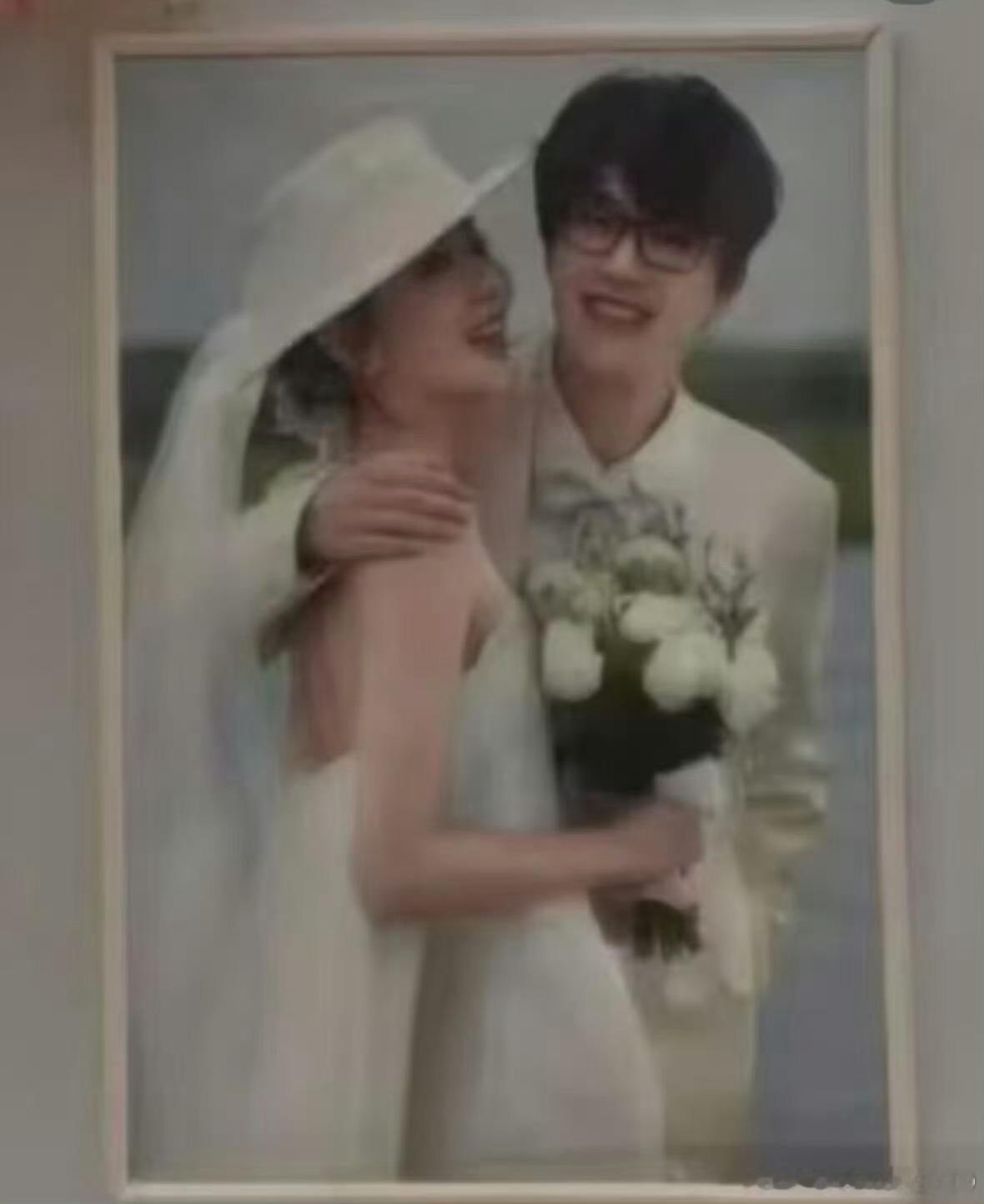 #为什么许嵩的婚纱照有种古早感#哈哈哈，不说不觉得，一说还真是那么回事。别人婚纱照追求精致网红感，许嵩这组自带怀旧滤镜，没有花哨的布景和夸张摆拍，简简单单的构图，瞬间梦回早年那种质朴婚纱照。仔细想想也很契合他，歌是青春古早回忆，婚纱照也带着同款复古质感，不是不好看，是这种不追潮流的 ​