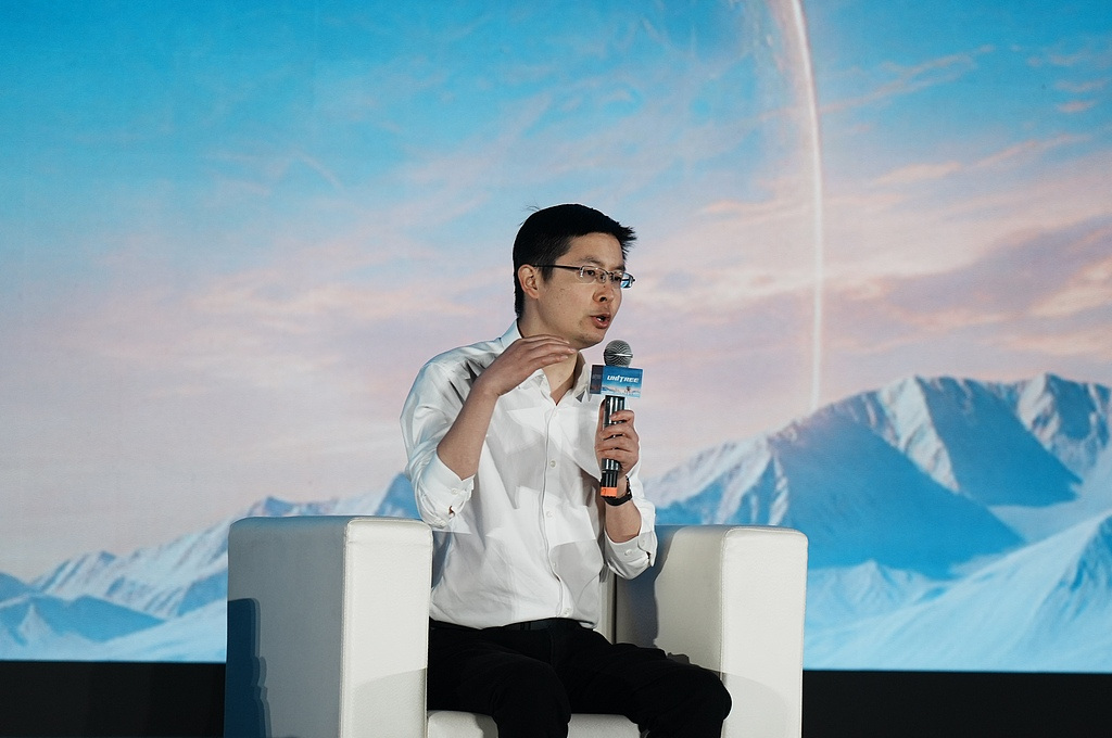 &34;物理AI的大门被击穿了。&34;

宇树科技CEO王兴兴在2026世界物理AI大会上放了话：继ChatGPT之后，具身智能的&34;奇点时刻&34;最快1-2年就会到来。他的原话更直白——GPT-6之后，机器人行业就会迎来自己的ChatGPT时刻。

他还点了一个关键顺序：商业服务场景的落地，会比家庭和工业更快。说