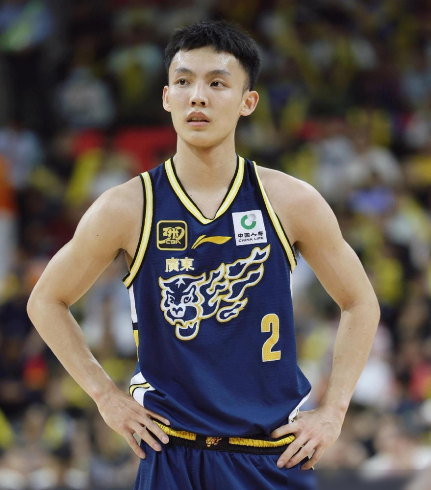 广东队徐杰，年薪200万，队友胡明轩是他的3倍。 场上他是大脑，全场...