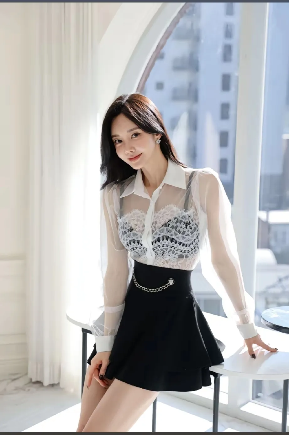 黑色套装裙搭配黑丝高跟鞋，简直是时尚界的经典组合！ 那些时尚小姐姐们把...