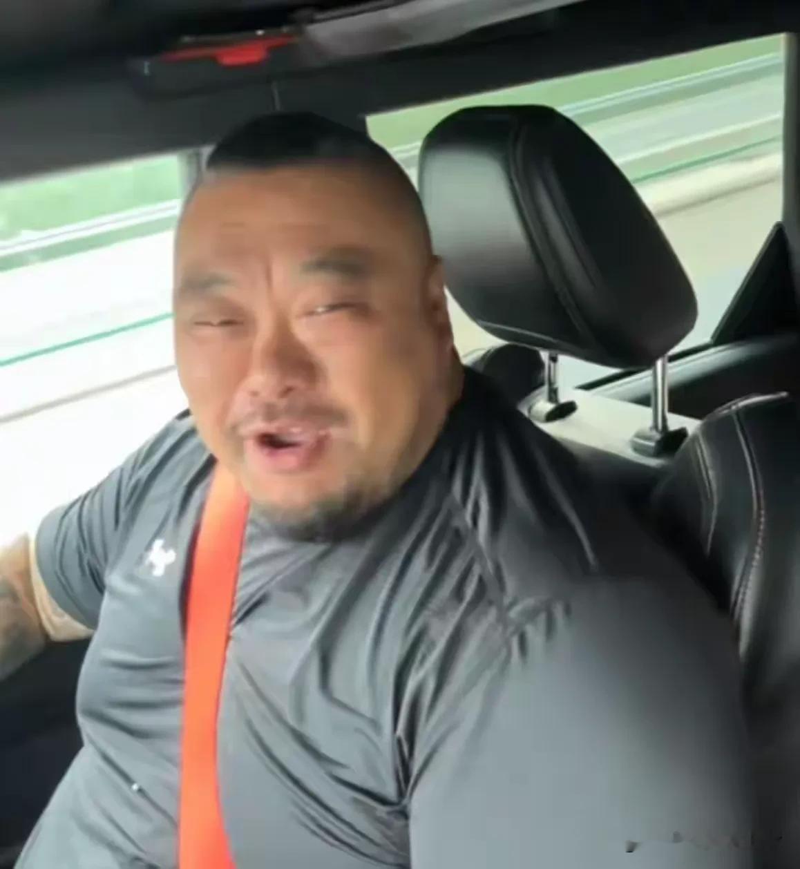 北京“老炮儿”岳洋，抖音签名里写着“丁克！不买房、不上班、不要孩子”。不要孩子看起来确实让自己自由，有了更多的自己可以支配的时间。他现在一边做自媒体，一边开着OG美式汉堡店。全中国的转悠，日子那是美滋滋。不知道他是真不想要孩子，还是力不从心，要了很久没要上，索性宣布丁克了！