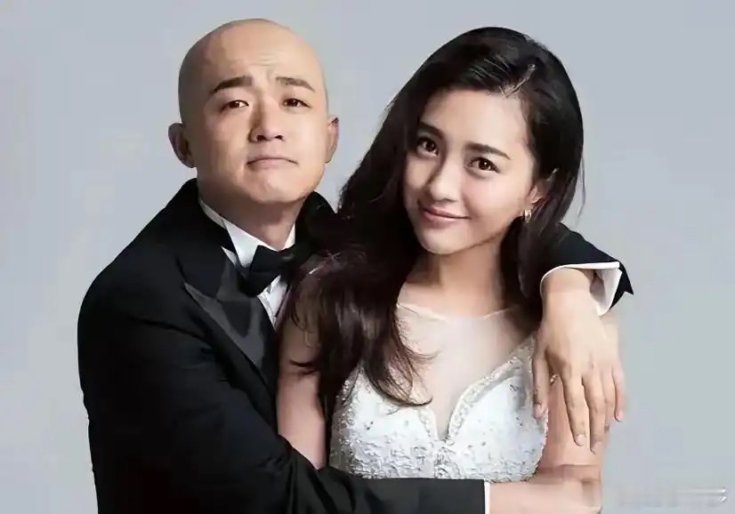 包贝尔夫妻同姓只是巧合！女儿名字暗藏他原本的姓氏，藏着温柔心意

很多人都好奇，包贝尔和包文婧夫妻俩都姓包，难道两人是本家？深挖之后才发现，这只是奇妙的缘分。

包贝尔原本并不姓包，他小时候本名艾志超，也曾用过艾贝尔这个名字。父母分开后，他跟随母亲改姓包。而包文婧从小到大一直姓包，二人同姓纯粹是巧合