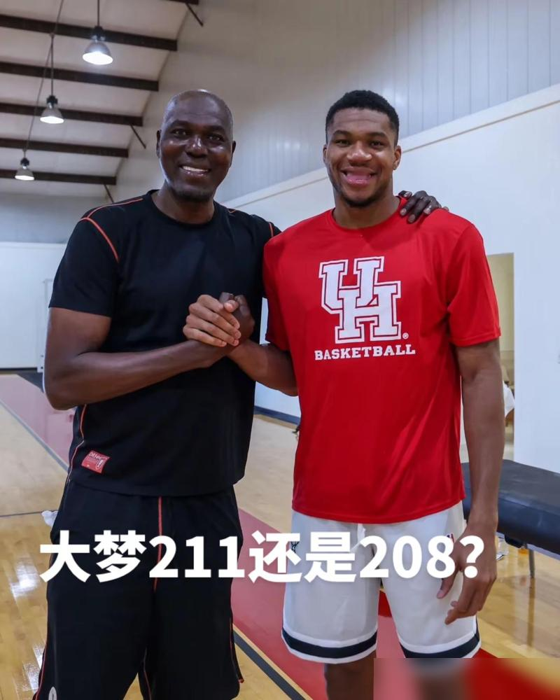 骗了球迷整整三十年，奥拉朱旺根本没有2米13。
看他跟杜兰特、字母哥的合影就知道，这三个人居然一样高。官方一直死咬他是7尺长人，其实他脱了鞋只有2米08。
在那个年代，想当状元、拿顶薪，中锋的身高必须得注水报到2米13，这纯粹是一门心照不宣的生意。
难怪他跟奥尼尔同框，看着总矮半个头。身高不够
