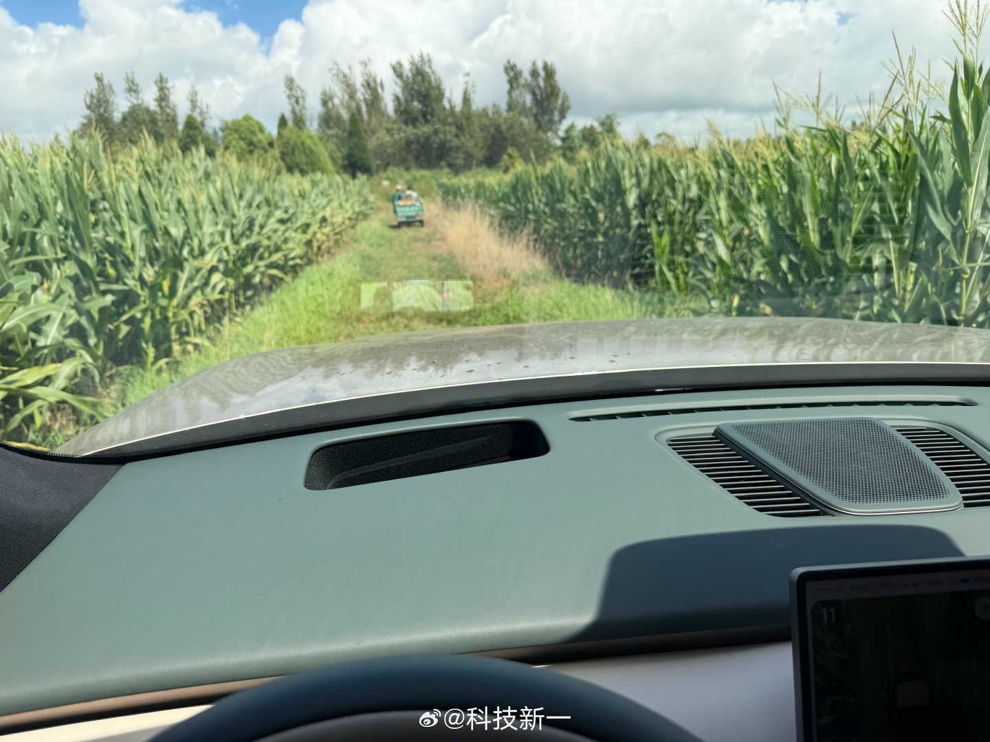 还是得有空气悬架，开着理想L9 Livis进地里干活，把悬架调到最高，毫无压力[摊手] ​