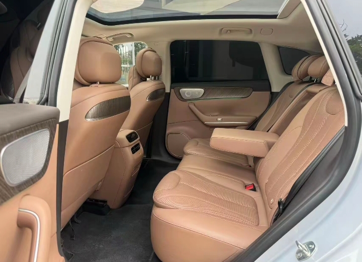 零跑C11定位中高端纯电/增程中型SUV，座舱整体采用极简数字化设计思路，整车取消大量实体按键，功能高度集成于中控屏、仪表屏及副驾屏三联屏系统。整套座舱硬件布局围绕家用出行与日常代步场景打造，适配大众化用车需求。
车身座舱软质包覆覆盖率较高，常规接触区域均采用软性材质，整车内饰装配规整，缝隙均匀度保