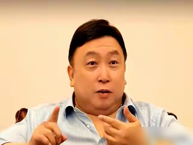 梅艳芳到死都放不下的男人，是被一句玩笑话骂跑的。
1995年，张国荣牵线，她跟赵文卓好上了。天后配武生，外人眼里怎么看都是女强男弱。圈里朋友嘴欠，当面喊赵文卓小卓卓，意思再明白不过，小白脸。
赵文卓刚来香港，没根基，翻脸不敢，忍着又憋屈。这口气堵在心里，慢慢变成冷暴力。梅艳芳后来回忆，只说分手是