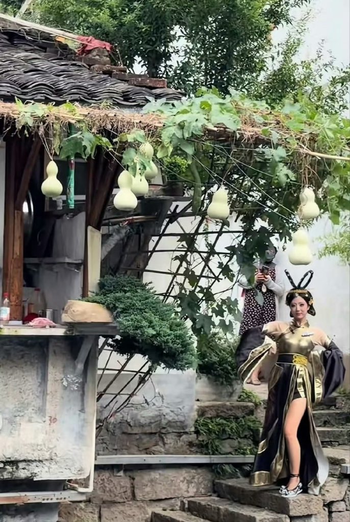 不管绍兴葫芦爷爷不得已把葫芦都给剪掉还是白鹿原“孤独树”被砍，其实都表明了一个难题:该由谁去补偿被流量裹挟着商品化的“素人景点”主人，补偿被打扰的平静生活，补偿那该多收的两斤小麦！