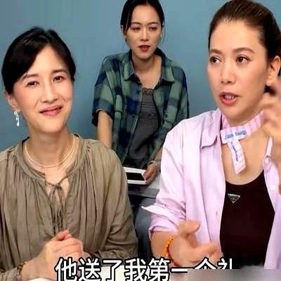 袁咏仪戴上三十多年前张智霖送的珍珠耳环，结果张智霖只说了一句“不好看”。

她二话不说，笑呵呵就摘了。

这耳环是他们银婚纪念日特意翻出来的，换个人可能当场就翻脸算账了，但她完全没有。

张智霖在剧里跟小花从玄关亲到床上，她能带着儿子坐在电视前一起看，还看得直乐。嘴上吐槽老公演唱会的衣服像骗钱，转头