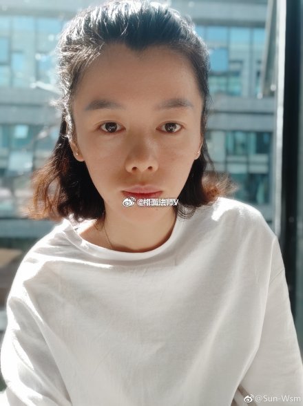 额头美人尖性格比较容易冲动，脾气很不好，是个急性子的人，这样的性格容易导致你很多方面不顺利，并且人也是很叛逆的，喜欢与别人争，所以人际关系也不是很好。鼻孔还漏财严重，属于妨夫之相，自身严重干扰丈夫运势。在生活和事业上面尽量少去管教丈夫，要多去考虑他人感受，不能过于自我。手相占卜 面相