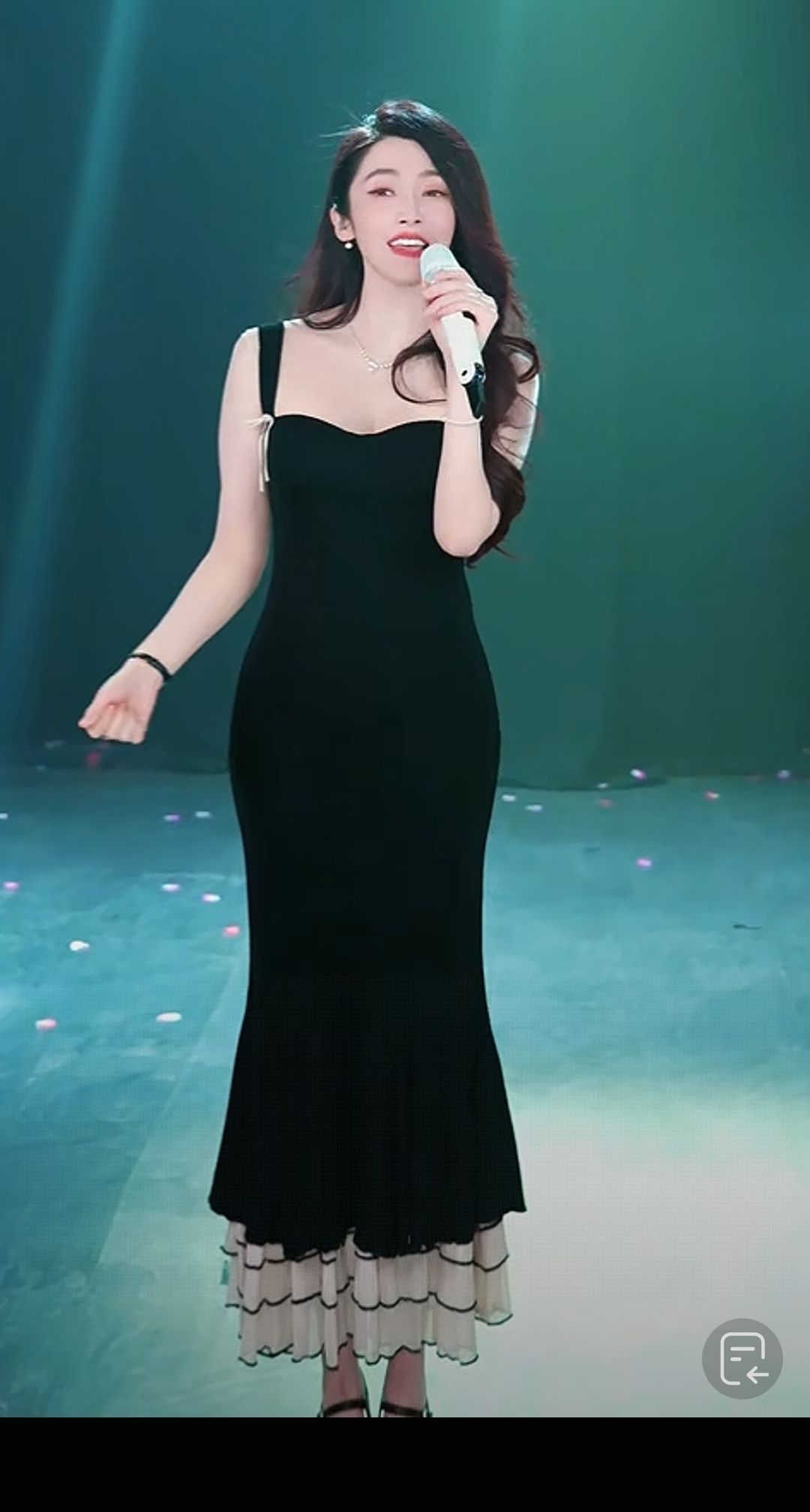 <p>实力派歌手 好身材好气质 大长腿小蛮腰 强烈推荐 <!--{im...