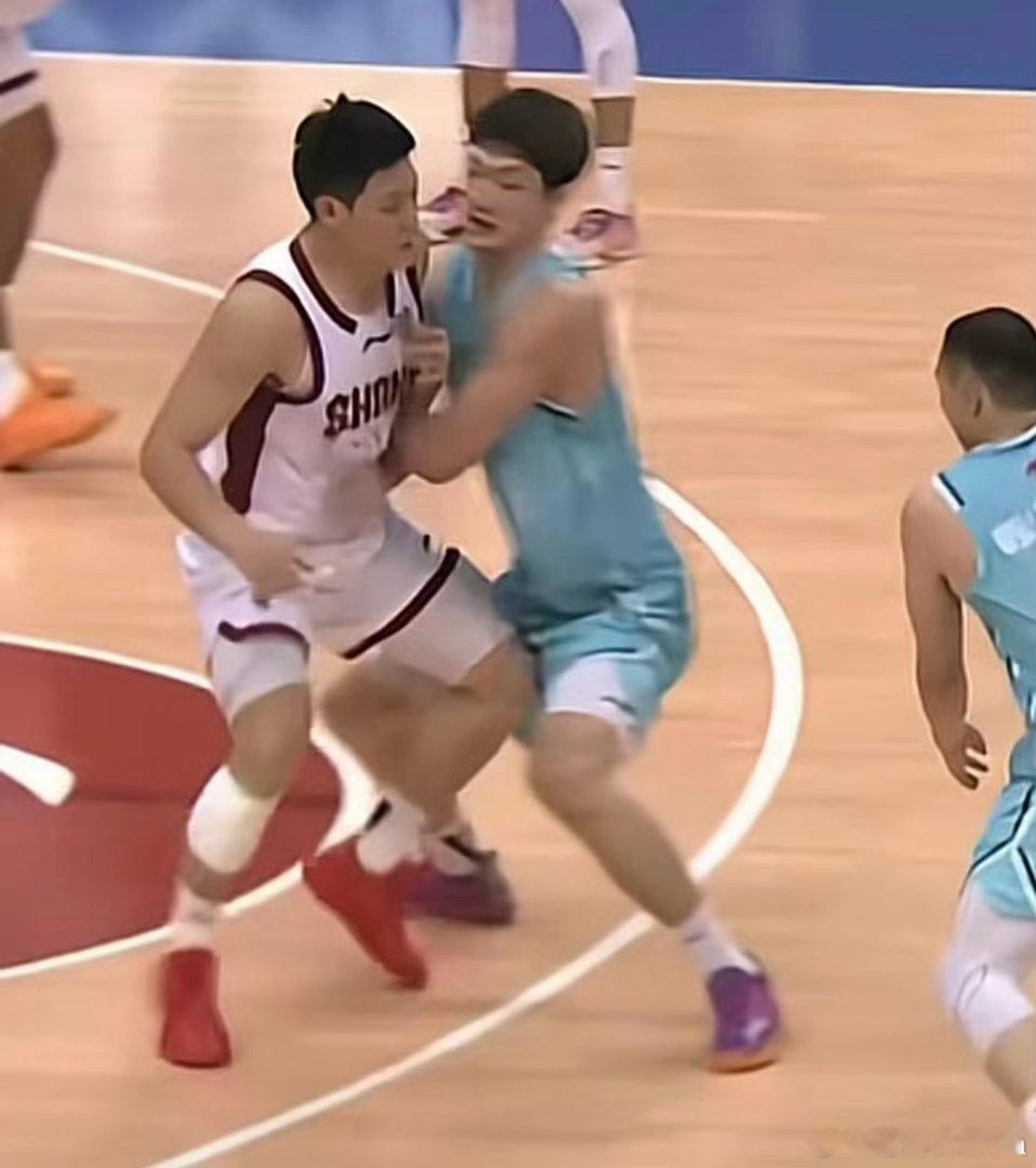 #CBA夏季联赛爆发激烈冲突#CBA夏联赛场爆发冲突！情绪失控挥拳，纪卓被直接夺权驱逐

#CBA夏季联赛爆发激烈冲突#，CBA夏季联赛青岛站，青岛对阵山西的比赛尾声阶段，赛场突发激烈冲突，瞬间将全场气氛推向高潮，事件迅速登上热搜，引发球迷大范围热议。

冲突发生在比赛末段，双方球员在一次内线对抗纠 ​