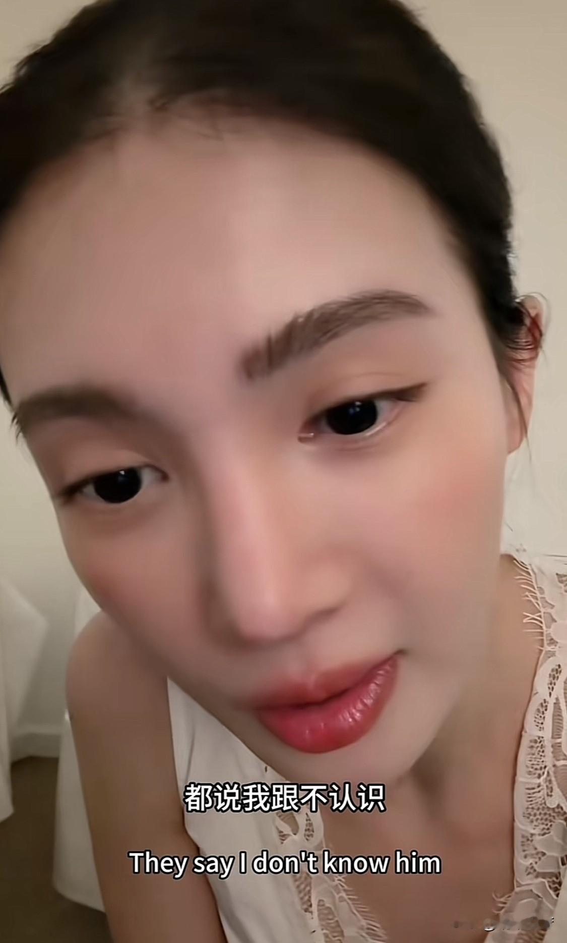 金晨生日直播硬刚恋情谣言！直言好多绯闻对象根本不认识

真的被金晨今天这波操作爽到了！
生日直播不聊排场不聊礼物，直接正面怼了缠了她好几年的恋情传闻，原话特别刚：“我根本不认识的人，这几年好几个了，说我跟他好，还可以这样凭空造谣？”
她说好多八卦连时间线、相处细节都编得有鼻子有眼，传得跟真的一样，实