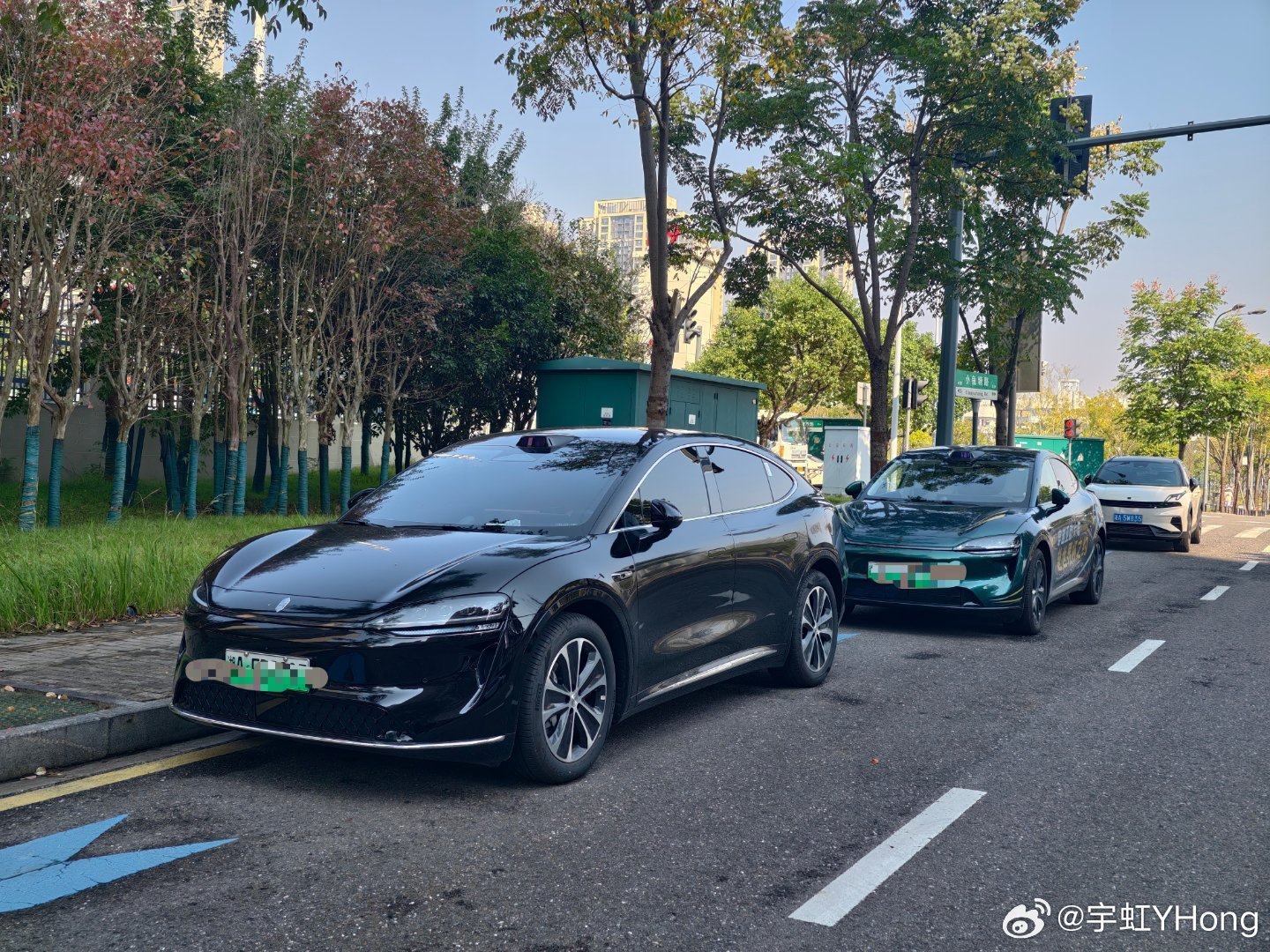 邻居也买了一台智界R7黑色的
跟我的绿色摆在一起
还是我的绿色更帅吧？ ​