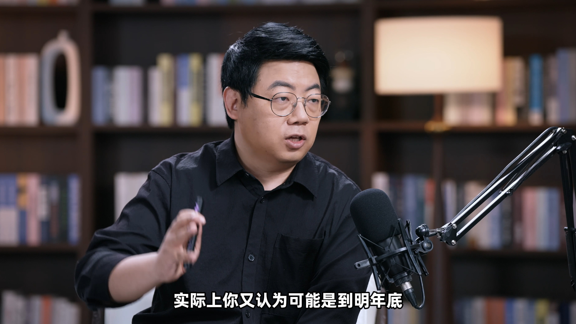 #AI眼镜何时会迎来iPhone时刻##产品背后#都说十年是一个产品爆发期的轮回，近十年可以说是手机的爆发期，接下来的2027年也会成为AI眼镜真正的iPhone时刻。尤其是依托于目前AI革命的，能让我们的使用率大大提高。

甚至接下来的几年传统眼镜将会迎来大洗牌。首先是AI眼镜设备的交互方式无可替代，然后能 ​