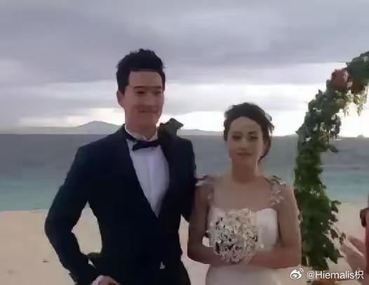 吴莎对刘翔的包容不是嘴上说说，当年刘翔跟葛天闪婚闪离，不到一年就离了，转头找吴莎复合，她没犹豫直接就嫁了。吴莎自己也不差，2009年全运会女子撑杆跳冠军，那场比赛她跟对手鏖战三个多小时，横杆降到4米35才绝杀夺冠，哭着下来的人，骨子里硬得很。说白了，一个有成绩有名气的女运动员，婚恋市场 ​