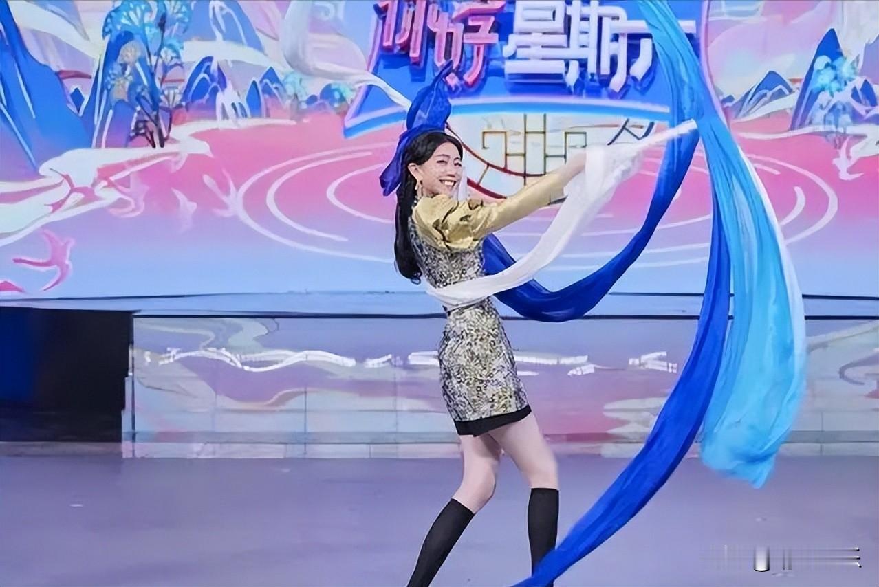 内娱年轻女主持里最可怕的一个，冯禧算一个。不是她多漂亮，是她每一步都卡在别人以为她踩不到的点上。

大三还没毕业就把主持人大赛冠军拿了，刚出校门直接被推到何炅身边搭档《你好星期六》。别人熬十年都未必够得着的资源，她一步到位。

但这不是最狠的。

最狠的是班里另外两个姑娘，跑得比她早，跑得比她快。冯
