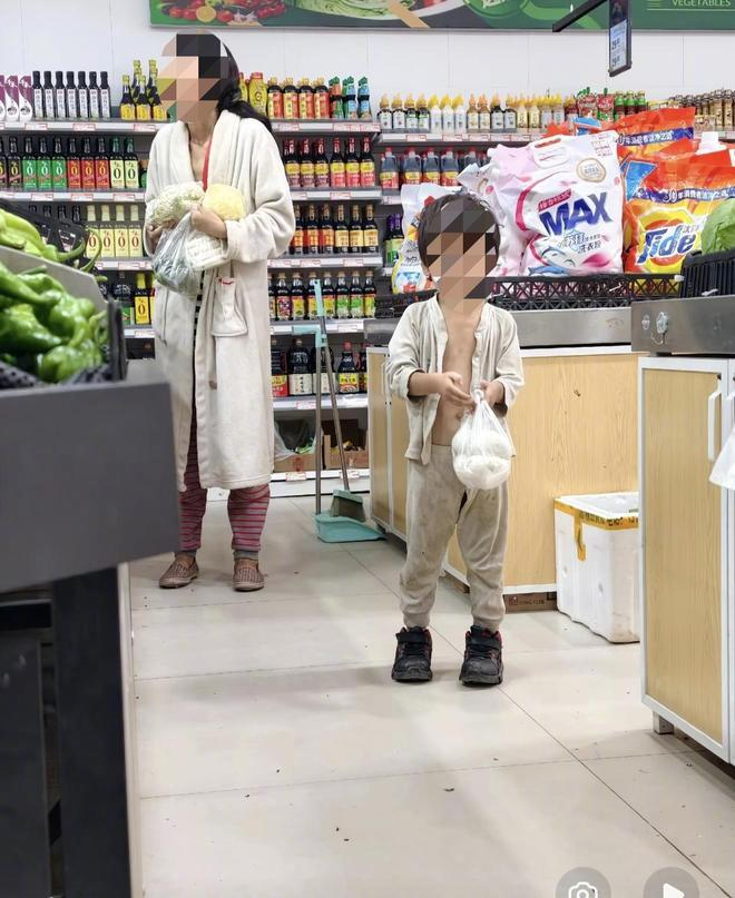 #衣衫不整男孩母亲行为古怪#【一小男孩被曝衣衫不整跟随母亲游荡 官方：孩子母亲多次拒绝救助，有关部门将成立工作专班】#衣衫不整男孩姥姥发声#10月14日，有网友在社交平台发视频称，在陕西省西咸新区（西安市代管）三桥街道办附近，看到一名行为怪异的女子身后，跟着一名三四岁的小男孩。这名小男孩 ​