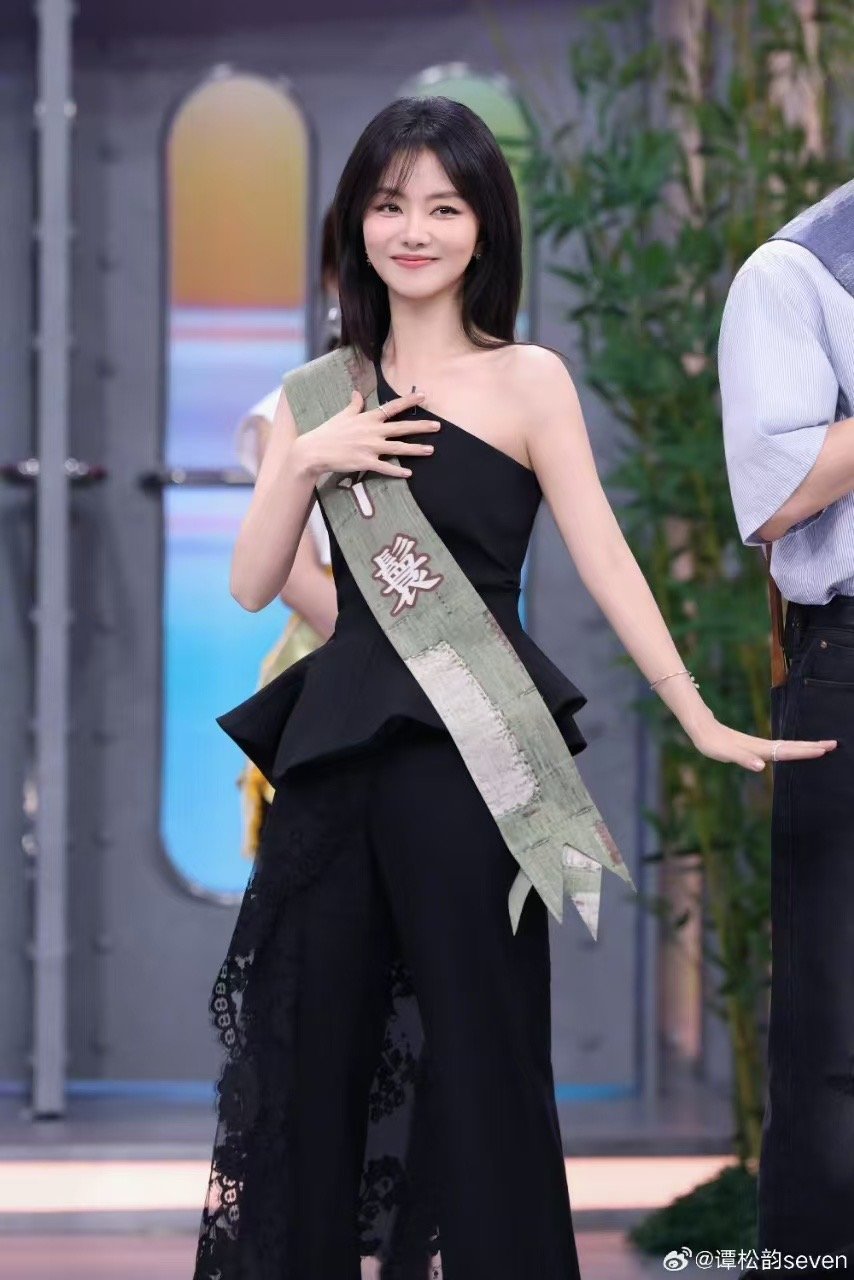 #谭松韵刘学义老实人剧宣就这样# 谭松韵刘学义这期好六真的笑点密集！跳舞的时候两人中间像隔了一条银河，刘学义仿佛刚认识自己的四肢，喜感直接拉满。典型的老实人式剧宣，但又互相照顾，给足对方情绪价值，是很特别的CP氛围感。 ​