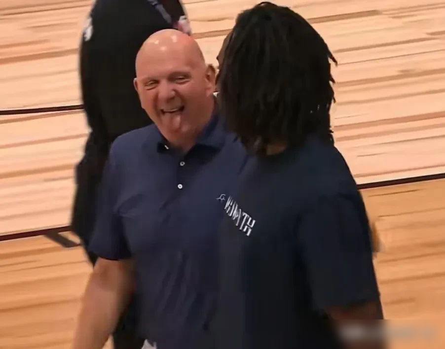 为了给球星偷偷塞800万，千亿富豪的球队直接被NBA扒掉了一层皮。
9月3日，联盟下达了史诗级重罚。快船被罚3000万，连没收5年首轮签，硬刚联盟的老板鲍尔默直接被停职一年。
起因全在暗箱操作。快船建新主场，把大屏幕业务包给达科电子，私下条件是，对方得给伦纳德签一份800万的代言合同。
这招借