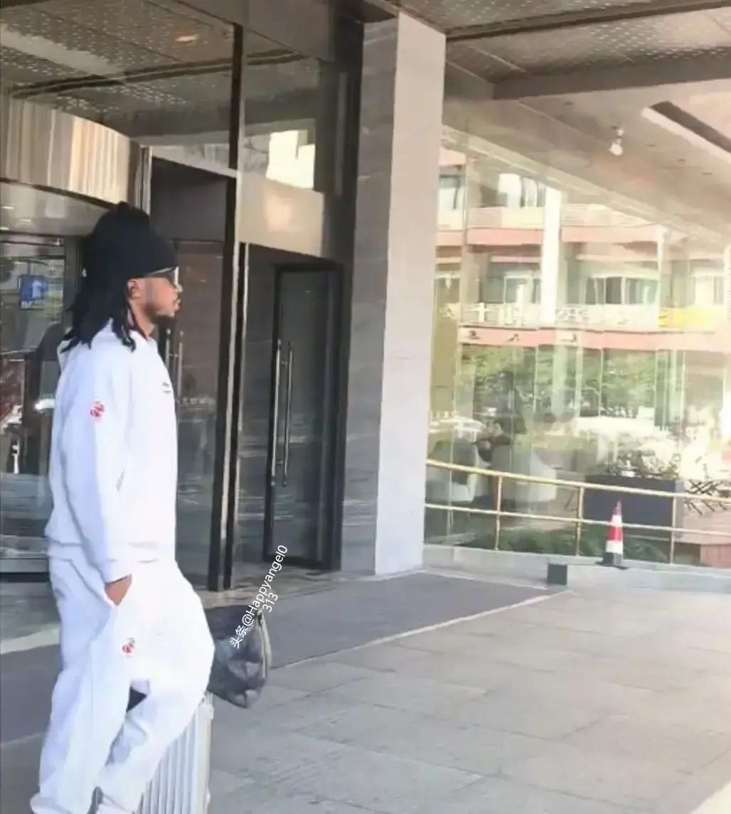 刚被广厦的高压肉搏扒掉一层皮，辽宁男篮上午九点半就收拾行李退房，转场奔赴下一个客场宁波。

看着对面是个五连败的队伍，不少人觉得这口喘息的机会总算来了。
真没那么简单。

球队现在的伤病情况依然压得人喘不过气，这趟去宁波，缺兵少将的局面大概率还得硬扛，主力根本歇不下来。
上一场打广厦，最