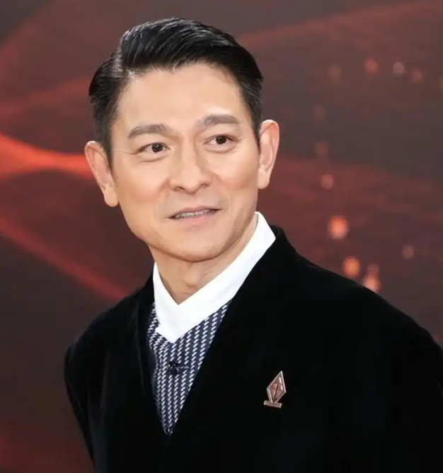 刘德华身价上百亿，但是有一个铁打的规律，就是刘德华从不去触碰股票资产，记得有一次受采访时记者问他这么多钱平时怎么打理的，买不买股票，刘德华回答说他从来不去买股票，认为股票这个东西不可信，还不忘记告诉大家，普通人千万不要去买股票。

主要信源：（红网——刘德华说自己从来不炒股，经济大权交由太太管理）