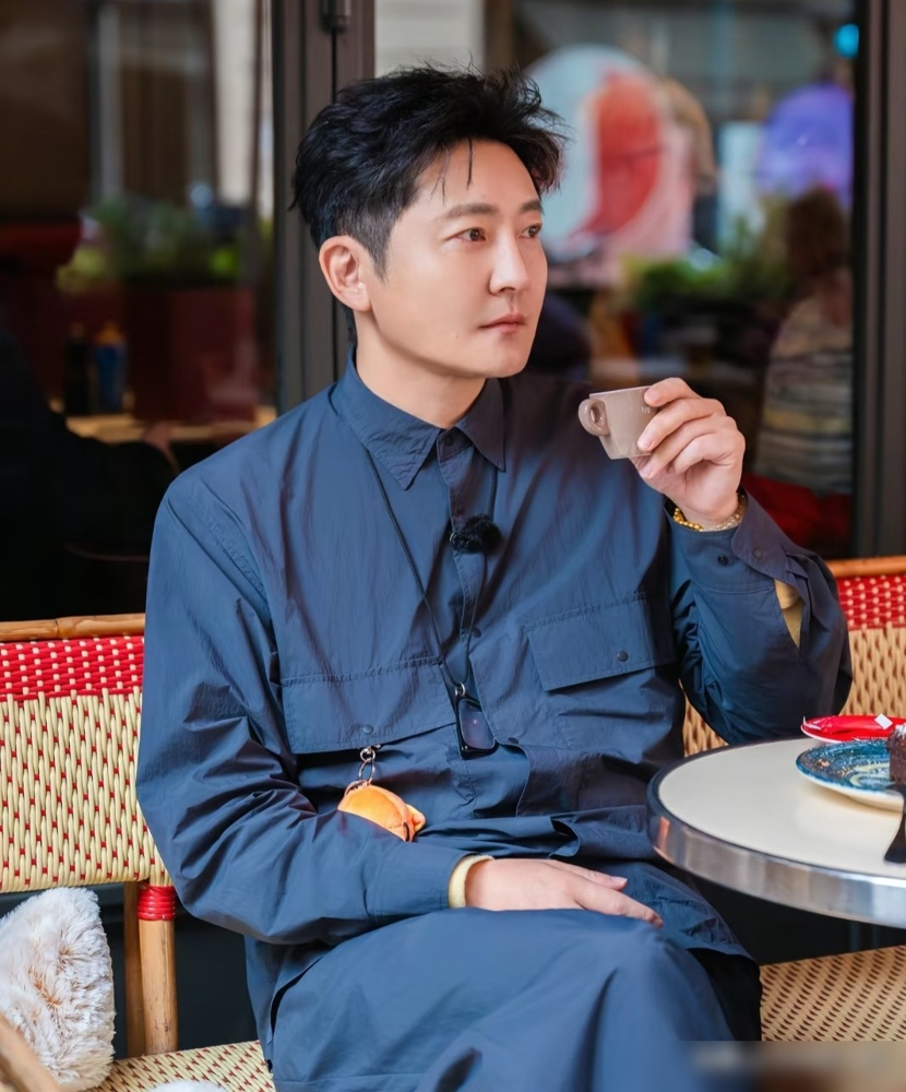 郭京飞抄起吉他，一开口，弹幕直接炸了，谁能想到这哥们琴弹得这么凶。
节目现场他随手弹郑钧的《灰姑娘》，揉弦、合奏全是活儿。旁边周翊然直接看傻，憋出一句：飞哥一弹吉他面相都变了。黄明昊、孙怡全在那好帅你咋啥都会。
最绝的是加奏贝斯，跟李小冉合唱《小燕子》，他硬往里塞京剧腔。唱完自己乐了，说我们那一