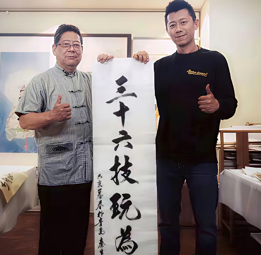 很多人只知道夏雨是影帝、袁泉演技封神，却很少深挖他们的家世。
 
夏雨的父亲秦生，原名夏朝忱，是知名旅日书画大家，作品拿过不少国际大奖，艺术造诣极高。
 
明明家世底蕴十足，夏雨夫妻俩却从不爱拿背景炒作，踏踏实实拍戏，行事一直低调内敛。
 
原来这份沉稳不是凭空而来，是刻在骨子里的家风。这样不张扬的