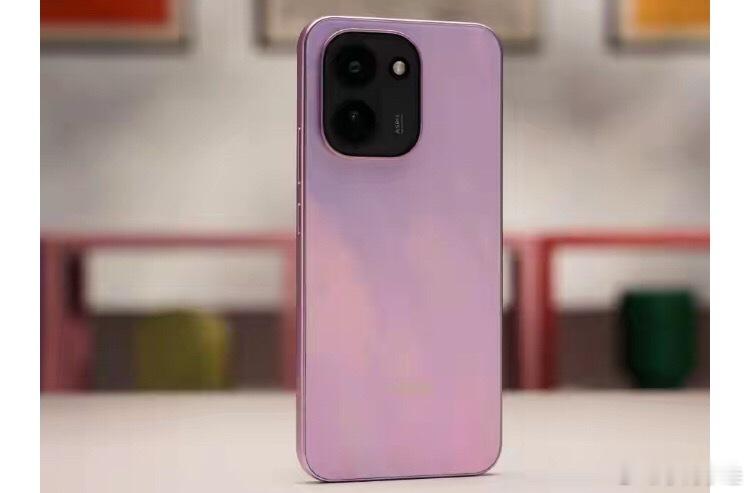 vivo Y600 Turbo最大的招牌其实非常简单9000mAh电池。配合80W快充，这台手机明显就是冲着长续航用户来的。高通第四代骁龙7s处理器搭配LPDDR5和UFS3.1，日常聊天、刷视频、办公以及主流手游都能够满足。6.8英寸1.5K OLED屏支持120Hz自适应刷新，5000尼特HDR峰值亮度也足够应付户外场景。7000平方毫米VC ​