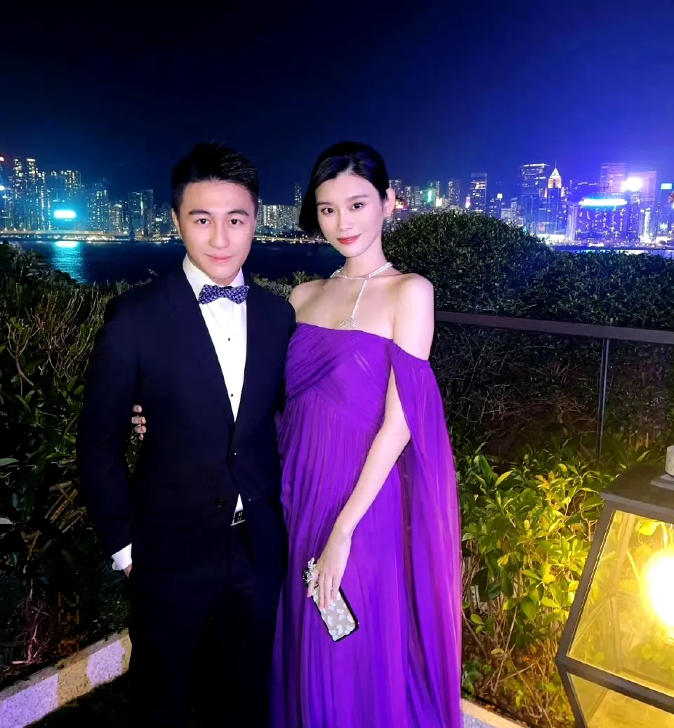 奚梦瑶何猷君现身朋友婚礼现场！更惊艳的是小明的超模气场，纤腰长腿撑满礼...