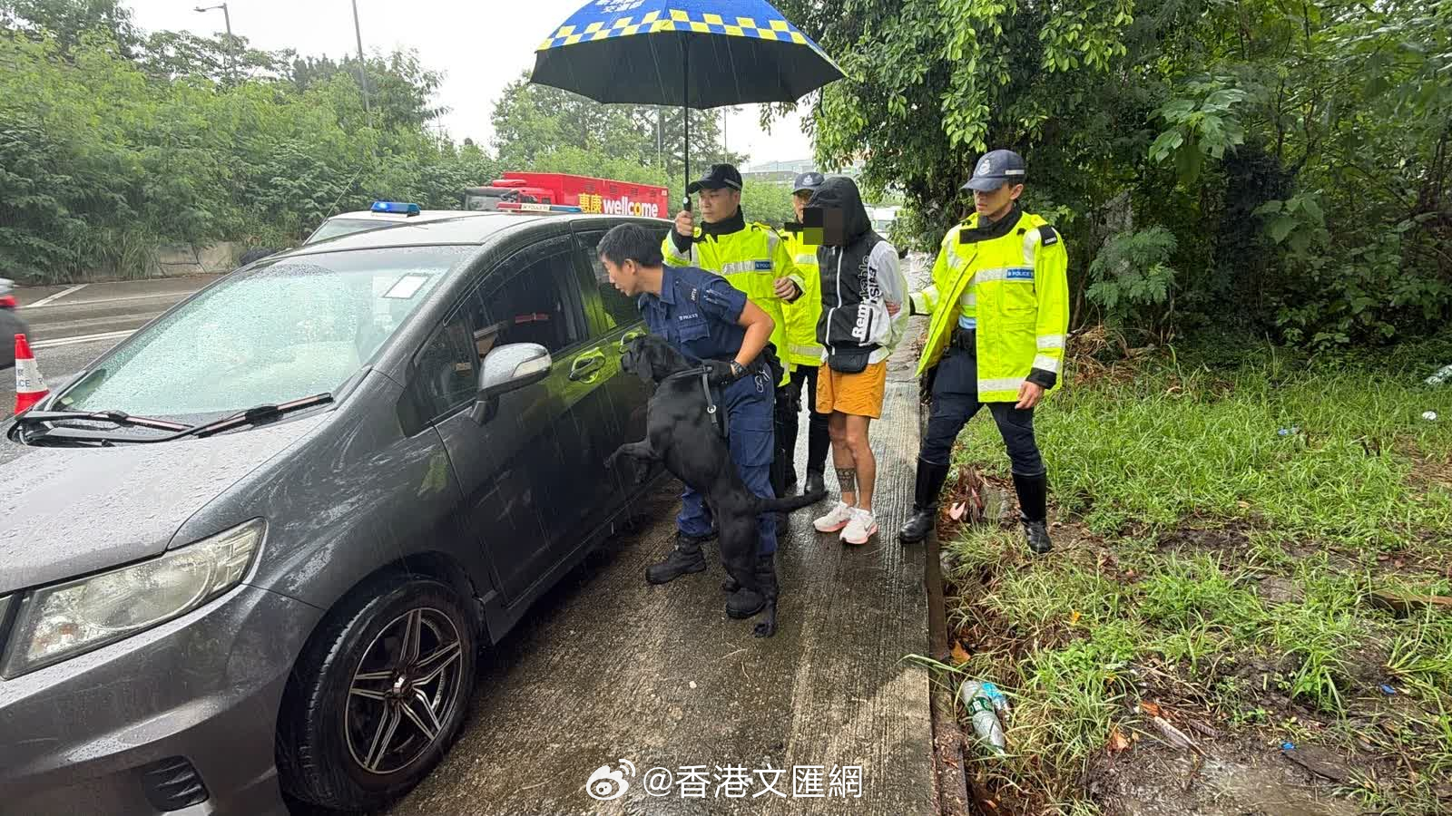 【#无人机搜证配合隐形战车执法# 警方在呈祥道截停轻型货车搜出毒品拘捕司机】

新界南总区交通部特遣队人员8月20日上午在区内展开代号“航塔”（SKYTURRET）的交通执法行动。行动中，人员在青葵公路一带利用无人机进行高空观察及搜证，并配合隐形战车在地面执法，打击违规切线、违法路肩驾驶、不专心 ​