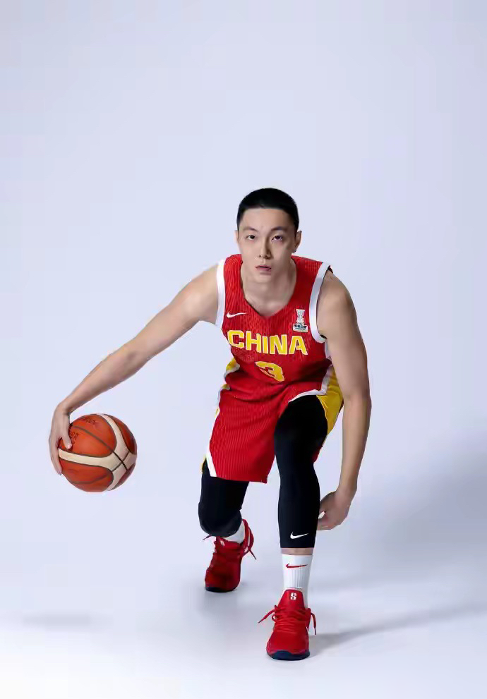 程帅澎落选大名单这事，郭士强一句综合考量就给带过去了，连个像样的过渡都没有。名单出来前热身赛他打得不算差，结果14人出征砍到12人，他第一个没。更绝的是李悦洲，人在名单里待了不到两天，连场边坐一坐的机会都没捞着，直接消失。
郭士强自己说过，看状态、看伤病、看年龄结构，还要看对手特点。话是没毛病，可