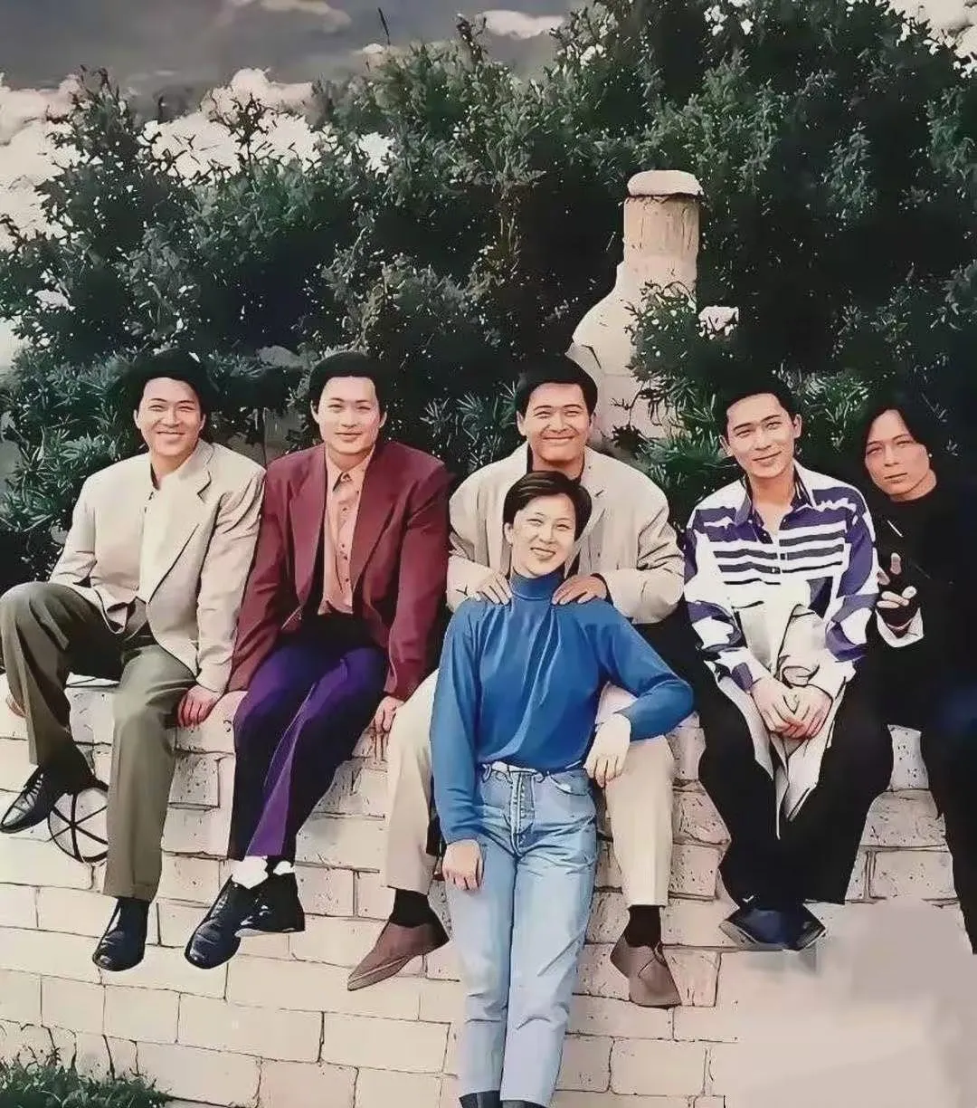 一张30多年前港片黄金时代的合影！发哥、梁朝伟同框，看看你能认出几个人？
这是1992年《辣手神探》片场珍贵老照片！当年这部港片枪战巅峰之作，多少人反复刷过？
后排从左到右：林伟辰、黄德斌、周润发、梁朝伟、郭追
前排是女主角毛舜筠。
港片怀旧 辣手神探