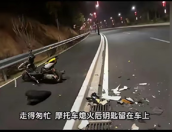 🔑一把钥匙索赔33.9万？法院判了，但那3万不是赔偿
	
🔑一把摩托车钥匙，值多少钱？
	
在长春这起案子里，差点被标价33.9万——看完我沉默了。
2022年，长春胡某把摩托停在自家带围墙的院子，熄火，钥匙没拔，院门虚掩。邻居孩子小陈溜进来，没驾照没头盔，骑上大马路，一头撞上货车，一条命没了。
交警定责很清楚：小陈无证驾驶主责，违停货车次责，车主胡某？压根没他事——车停在自家院子，又不是请你来骑的。
可小陈父母痛失爱子，把账死死扣在胡某头上："要不是你不拔钥匙、不锁门，孩子能骑走吗？"一纸诉状索赔33.9万。
胡某觉得荒唐：自家院子停车，还得配保安？这不就是——桌上放把水果刀，小偷割了手，还得怪我放那儿了？
✅法院没被"死者为大"带偏：
"邀约骑车"没证据，驳回；安全保障义务是给商场饭店定的，私人住宅、孩子私闯，不适用。
一锤定音：胡某无责，不赔那33.9万。
⚠️那3万是怎么回事？
法律叫"人道补偿"——没过错不该赔，但邻里一场、孩子没了，法院主持协商，胡某自愿给3万，二审...